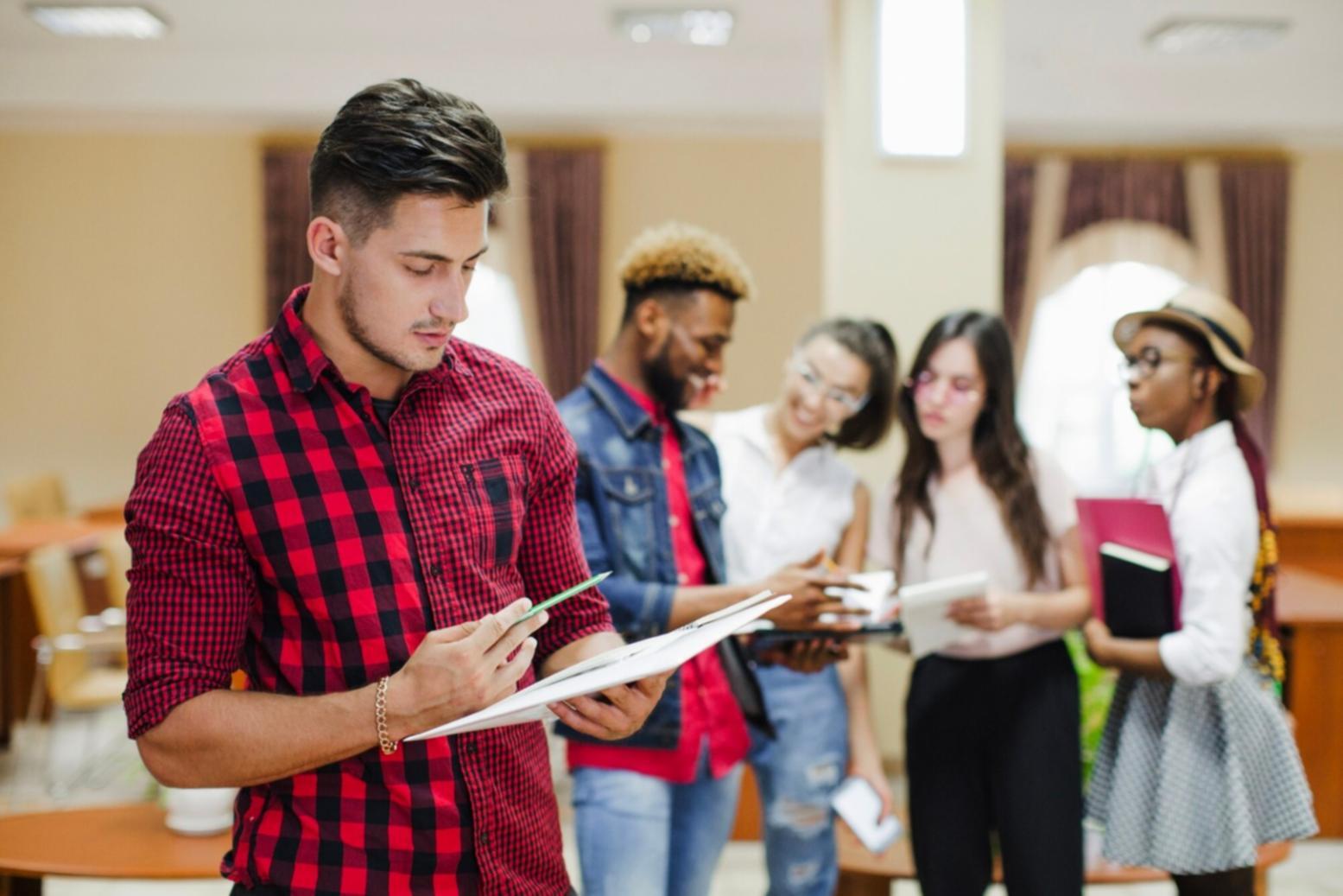 Finanzplanung mit Stift und Papier